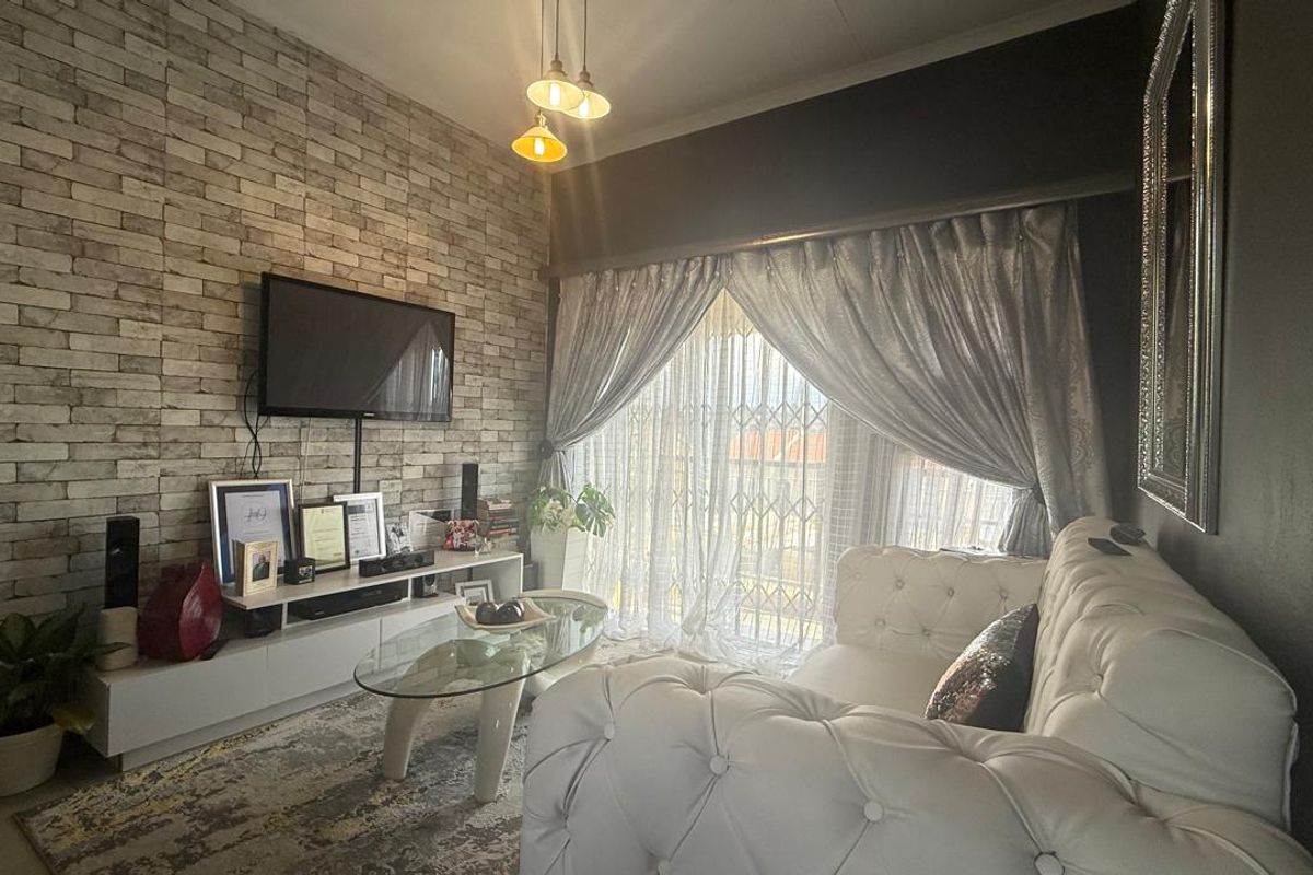 Beautifully Maintained Apartment - Photo 3