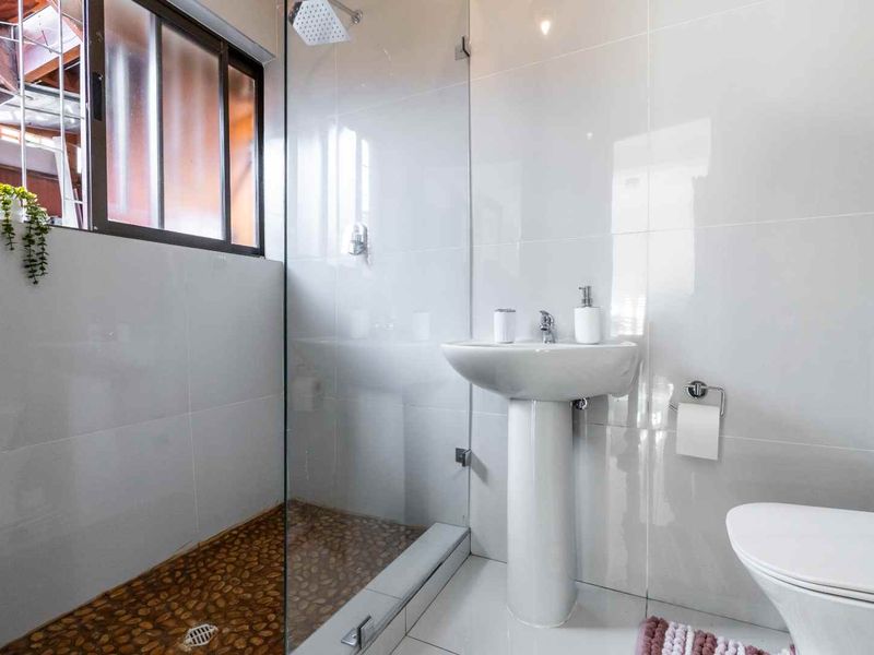 Charming 2-Bedroom Home with Rooftop Entertainment Area in the Heart of Sea Point - Photo 7