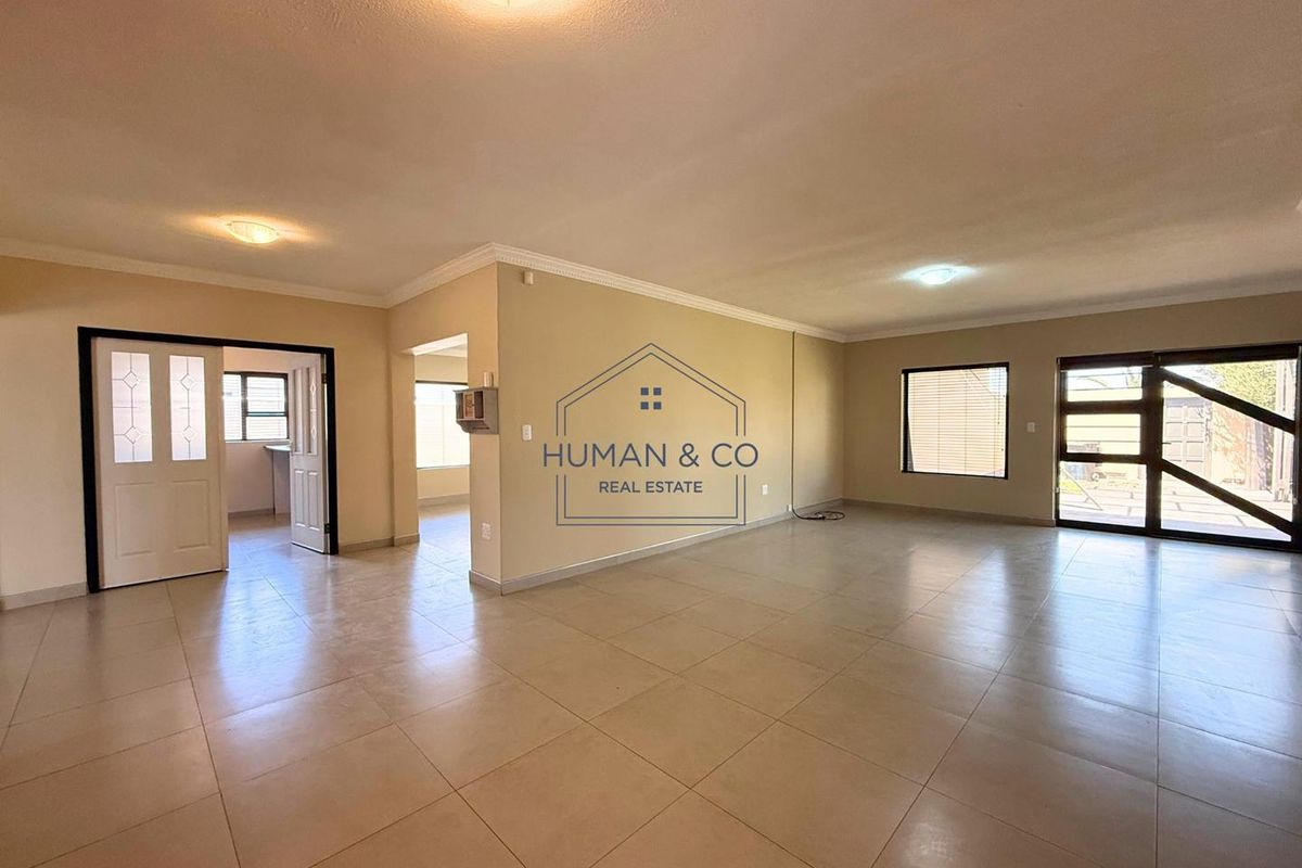 Spacious Family Home on a Large Erf in Meersig - Photo 4