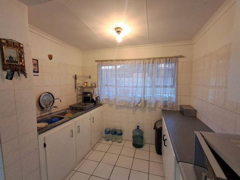 Comfortable Family Living with Versatile Flatlet and Pool - Photo 8