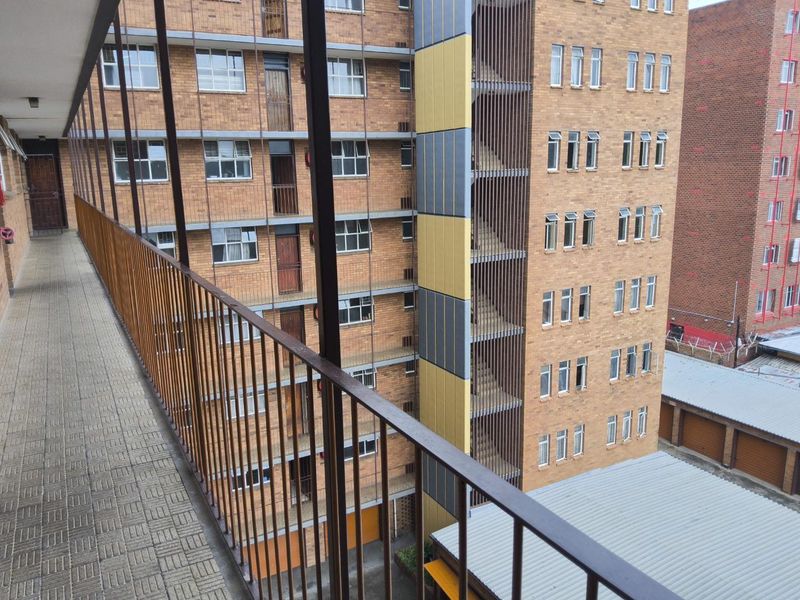 Spacious 2 Bedroom Apartment  in Sunnyside - Photo 2