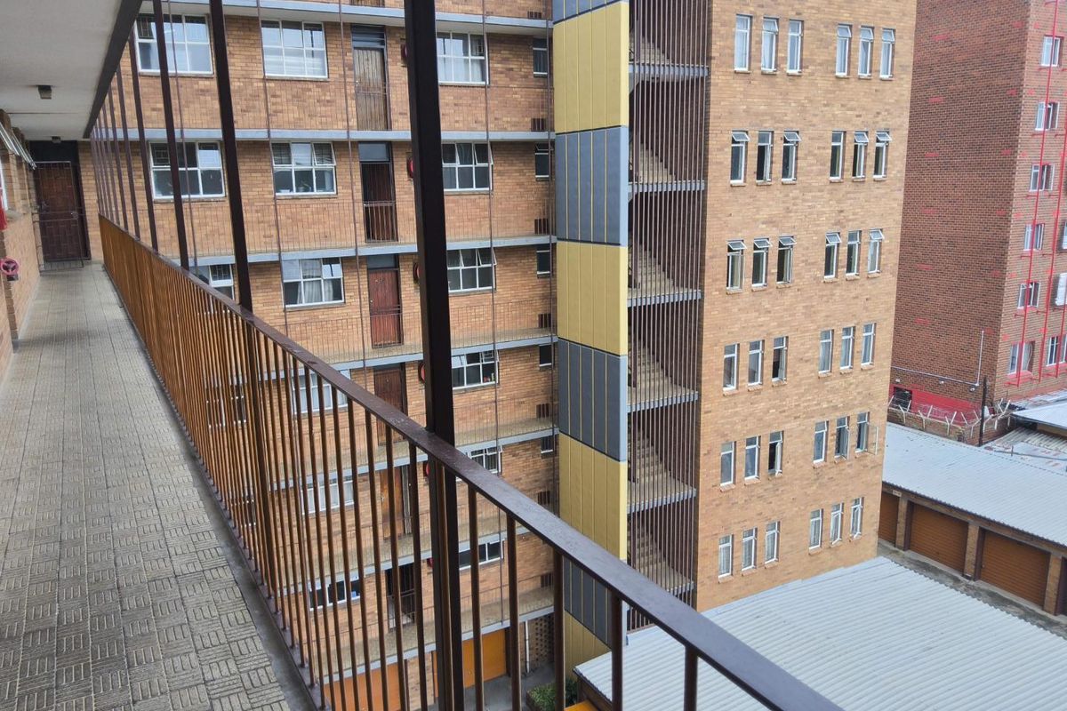 Spacious 2 Bedroom Apartment  in Sunnyside - Photo 2