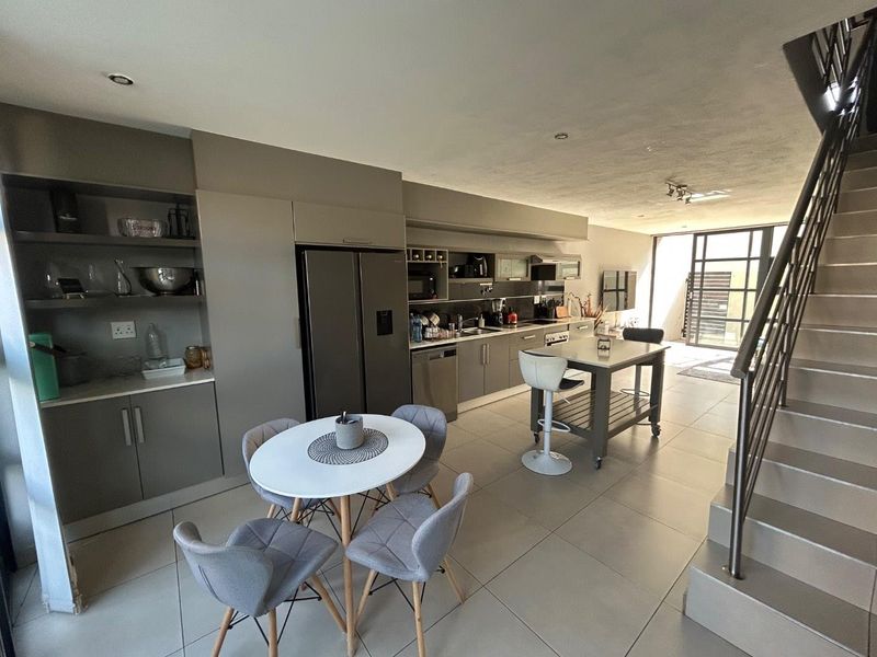 Spacious 2-Bed Townhouse in Die Wilgers – Modern & Bright! - Photo 5
