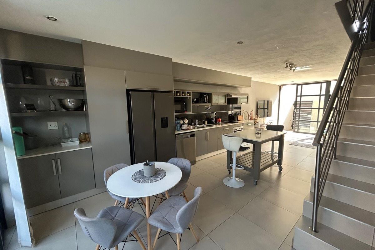 Spacious 2-Bed Townhouse in Die Wilgers – Modern & Bright! - Photo 5