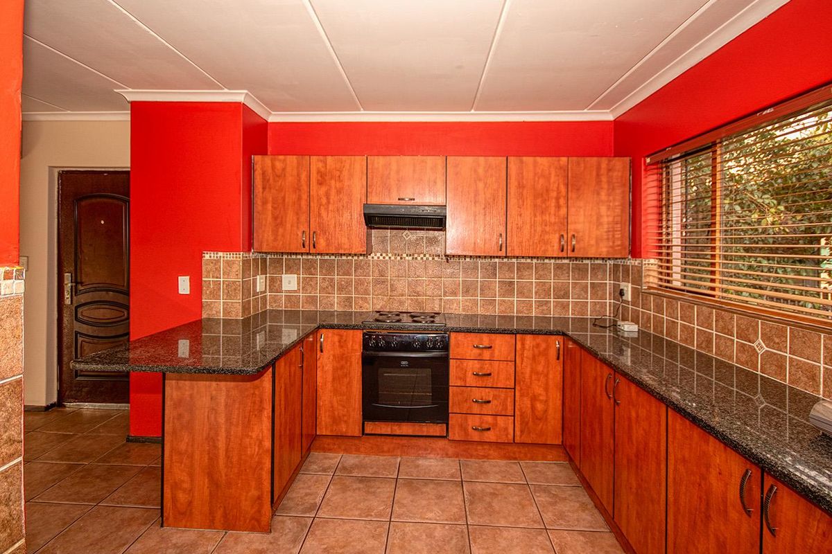 3 bed Meyersig corner stand family home! - Photo 3