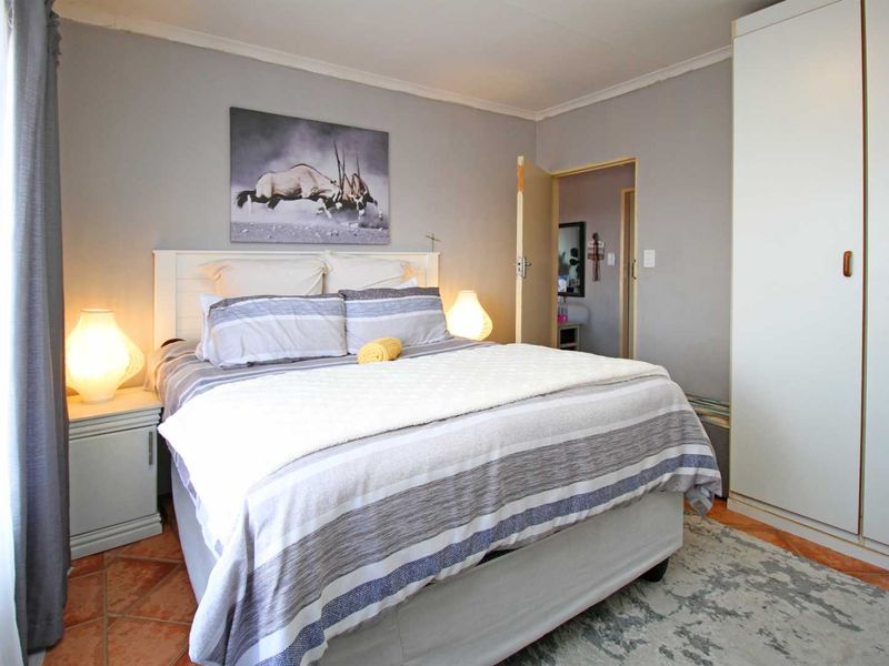 Neat 2-Bedroom Apartment in Complex - Photo 4