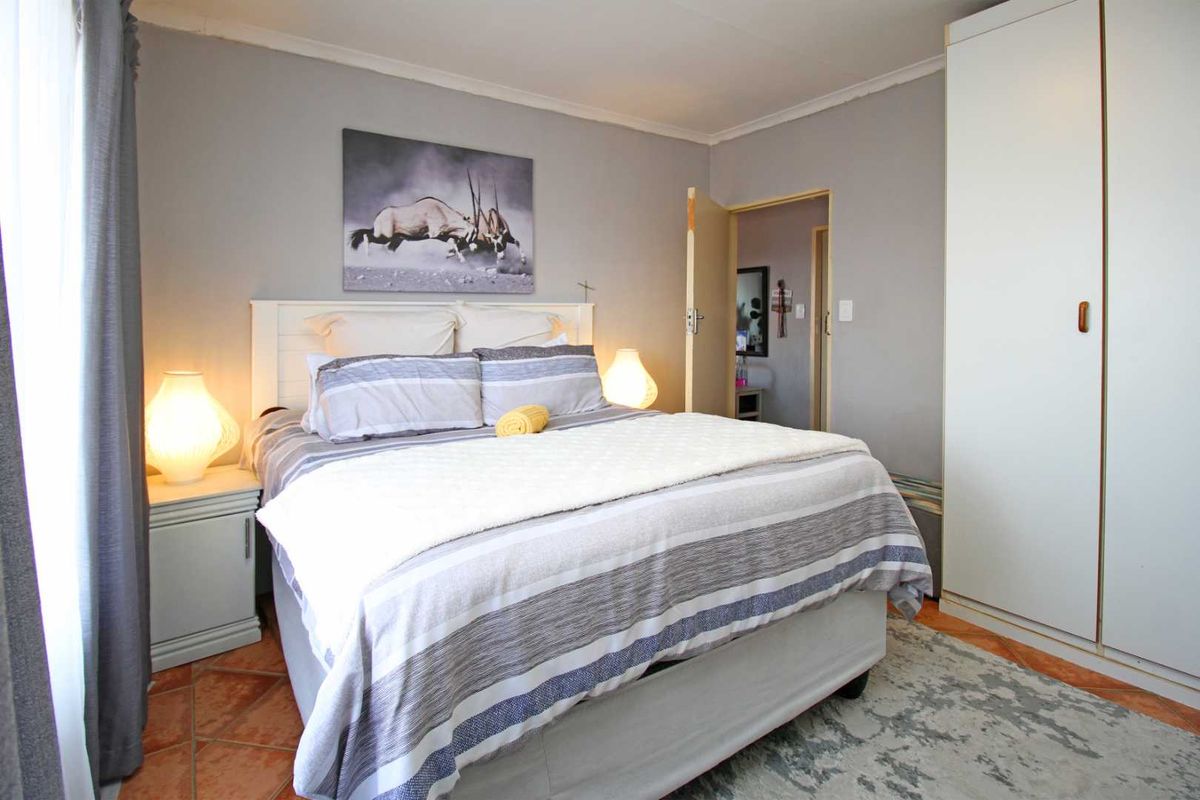 Neat 2-Bedroom Apartment in Complex - Photo 4