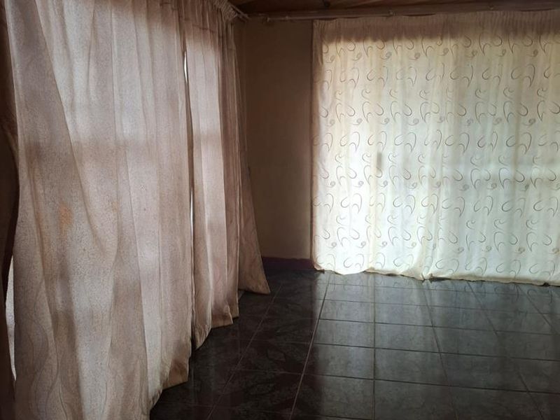 2 Bedroom House for sale - Photo 6