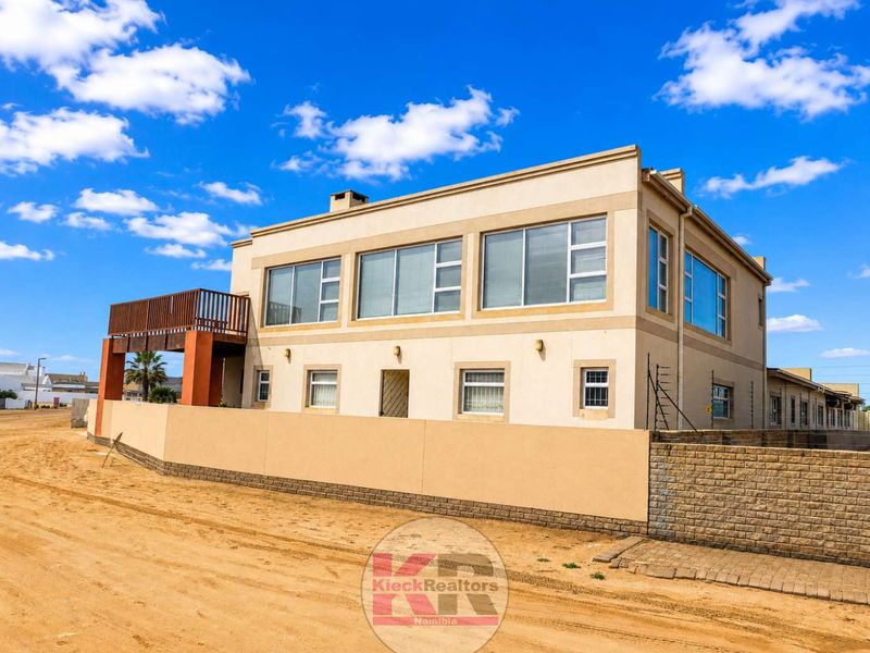 Henties Bay: Home with 3 Flats - Photo 5