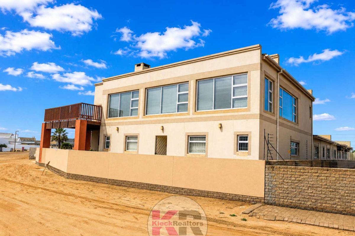 Henties Bay: Home with 3 Flats - Photo 5