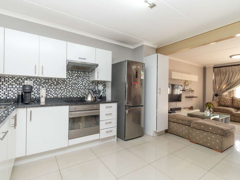 Bright 3-Bedroom Unit with Private Garden and Inverter!! - Photo 7