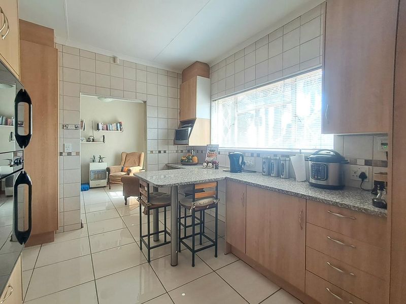 4 Bedroom House for Sale with Flatlet in Randhart - Photo 8