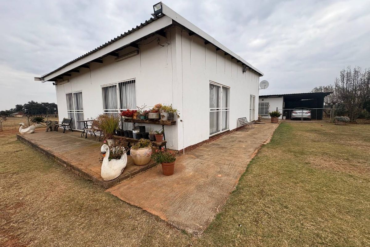 2.36ha Smallholding with Comfortable Home and Exceptional Potential - Photo 2