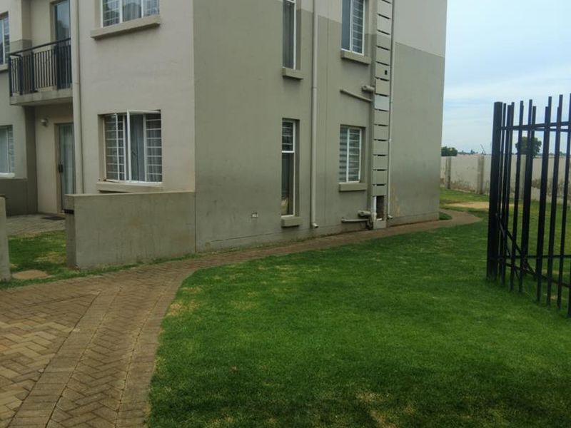 2nd Floor townhouse up for grabs. - Photo 3