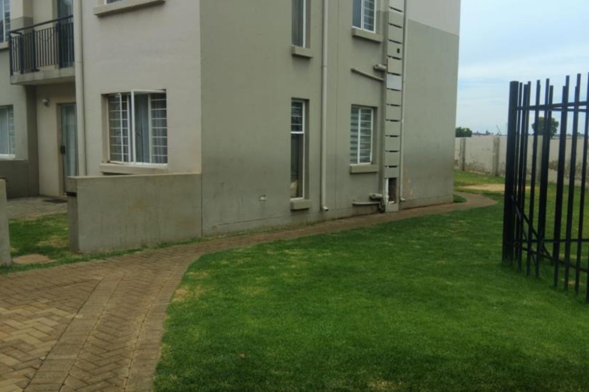 2nd Floor townhouse up for grabs. - Photo 3