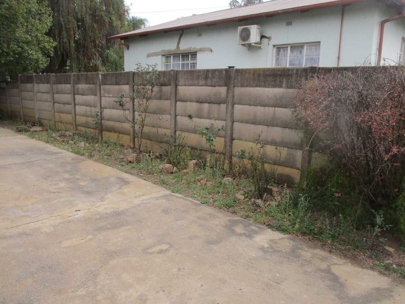 THREE [3] BEDROOM HOUSE FOR SALE IN MOUNTAIN VIEW [ PRETORIA] BARGAIN - Photo 4
