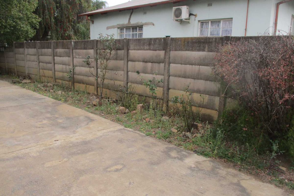 THREE [3] BEDROOM HOUSE FOR SALE IN MOUNTAIN VIEW [ PRETORIA] BARGAIN - Photo 4