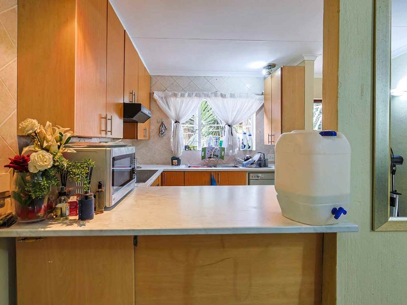 3 Bedroom Townhouse in Secure Faerie Glen Complex - Photo 8