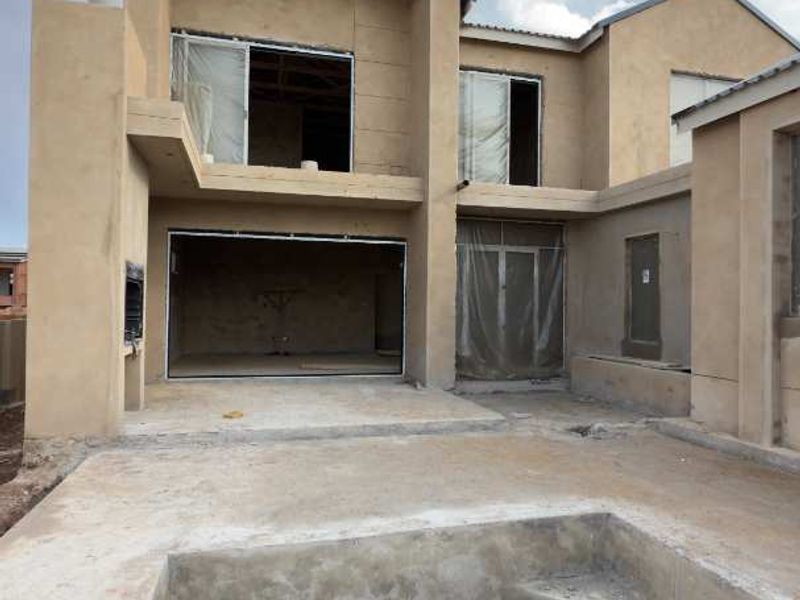 Brand New Family Home in Fountainbrook | Double Garage | Pool | 4 Bedrooms | Staff Quarters or Study | No Transfer Duty - Photo 8