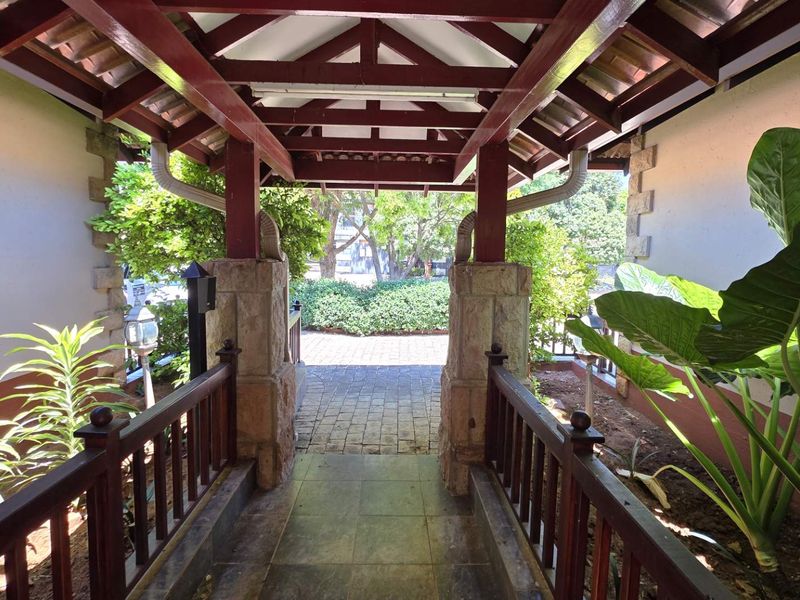 Entertainers Dream 4 Bedroom 5 Bathroom Home - Photo 3