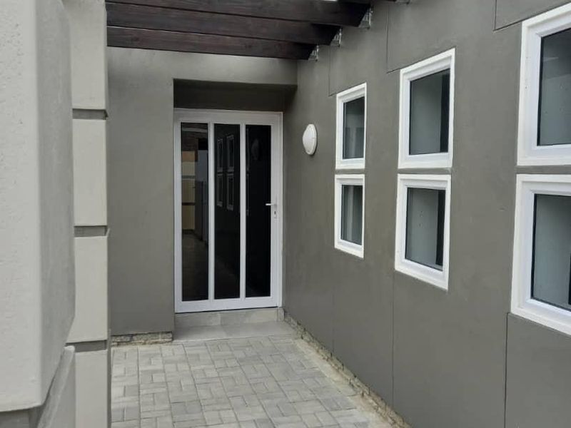 3 BEDROOM HOUSE IN MILE 4 EXT 1, FOR SALE - Photo 3