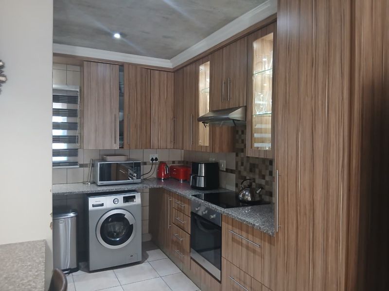 NEW RELEASE - Live Close to OR Tambo Airport in This Stylish Boksburg Apartment - Photo 8