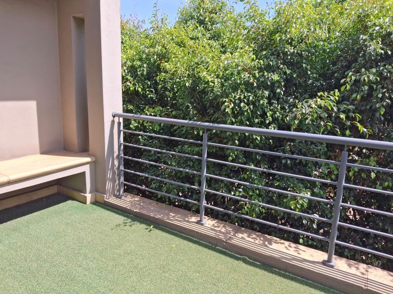 A MAGNIFICENT TWO BEDROOM UNFURNISHED TOWNHOUSE - Photo 8
