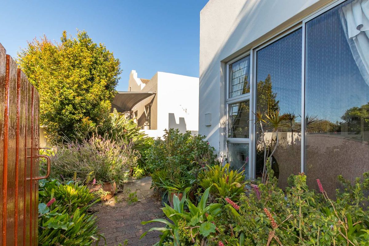 Secure & Serene – A Hidden Gem in Sought-After Lakeside Village - Photo 3