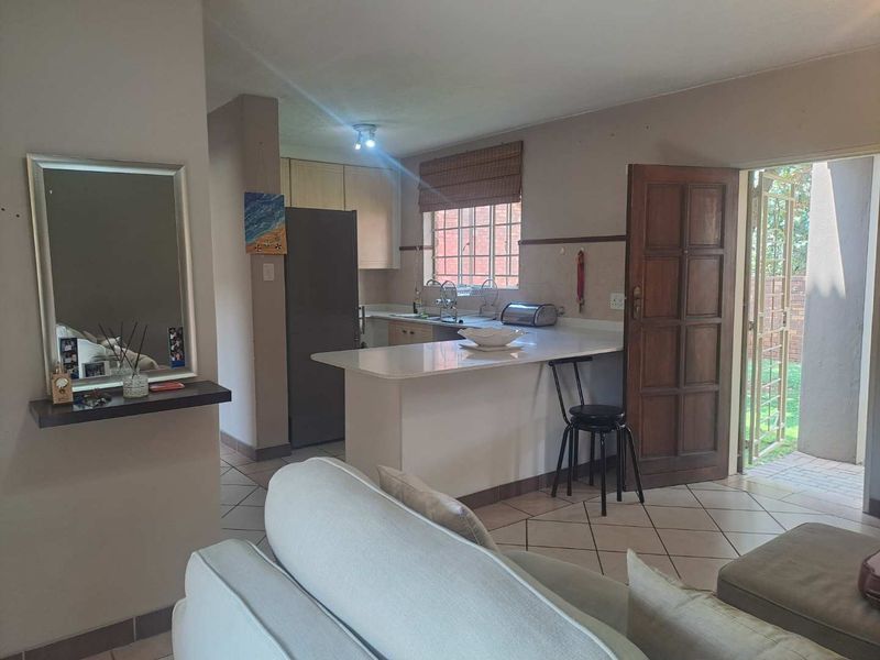 BEAUTIFUL GROUND FLOOR UNIT FOR SALE IN ECO PARK ESTATE! - Photo 8