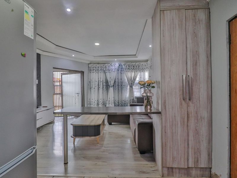 For Sale: Stunning 3-Bedroom Home! - Photo 6