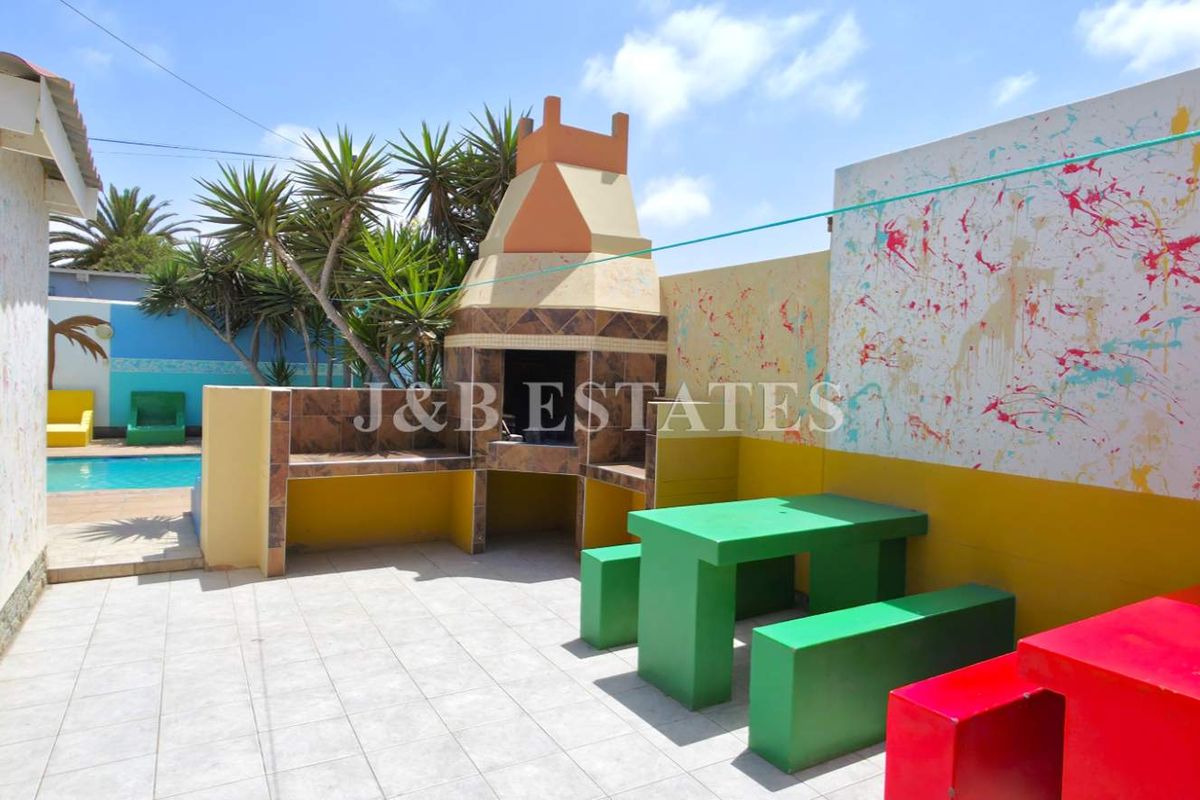 Fully Operational Guesthouse - Photo 3