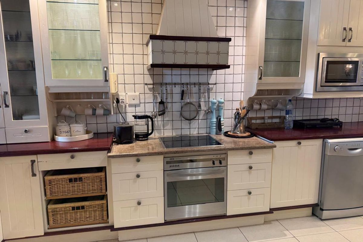 FOR SALE : LUXURIOUS 4-BEDROOM PENTHOUSE - CENTRAL , SWAKOPMUND - Photo 4