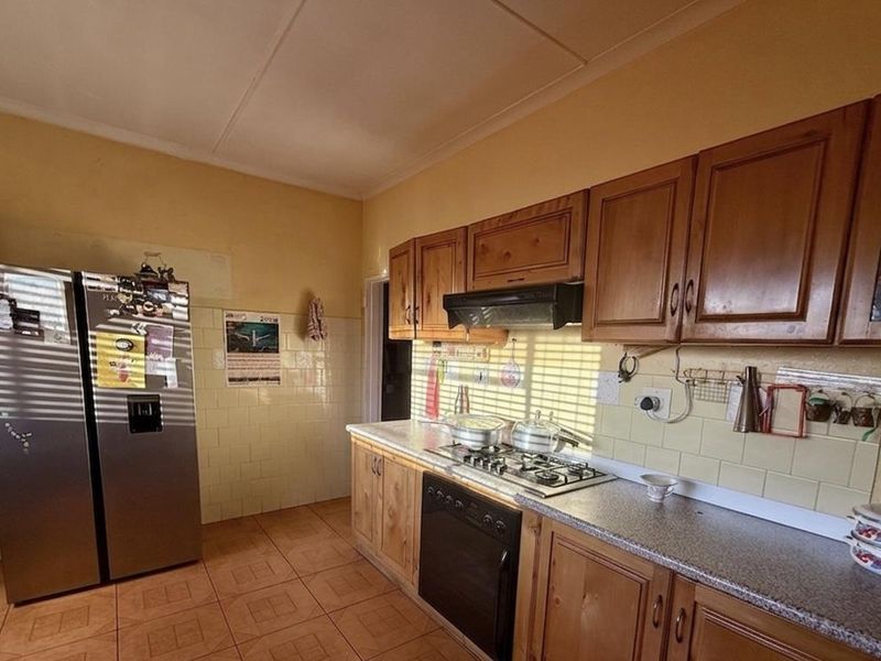 Spacious Family Home with Flatlets in Howick West - Photo 7