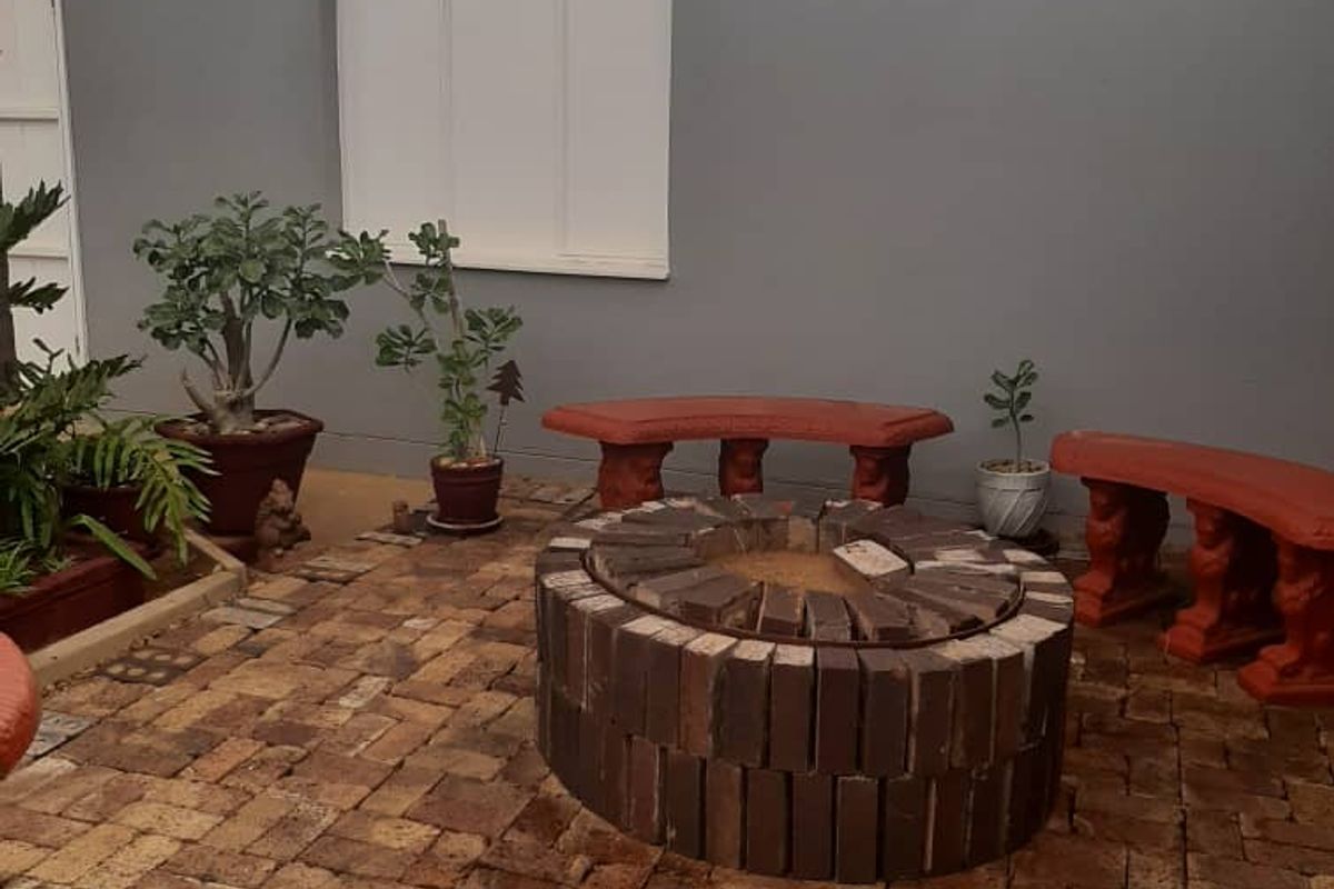 BEAUTIFUL 4 BEDROOM HOUSE FOR SALE IN GOBABIS (NEGOTIOABLE) - Photo 2