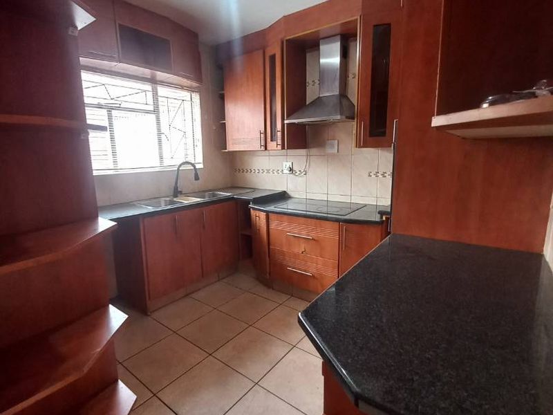 Charming 2 Bedroom Flat - Photo 4