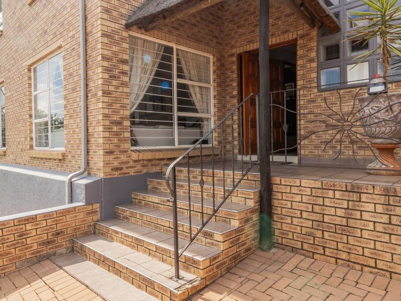 Spacious Five‐Bedroom Residence Offering Ample Family Living and Perfect for Entertainment - Photo 2