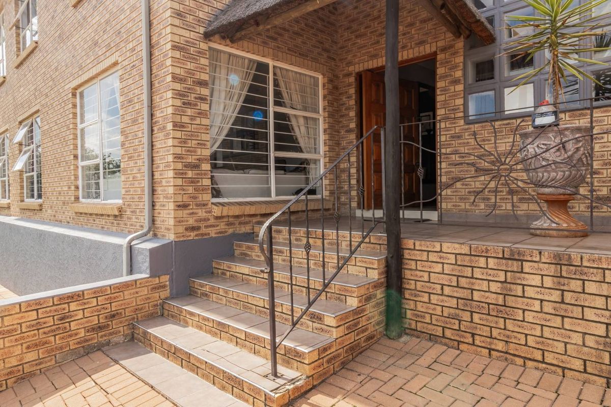 Spacious Five‐Bedroom Residence Offering Ample Family Living and Perfect for Entertainment - Photo 2