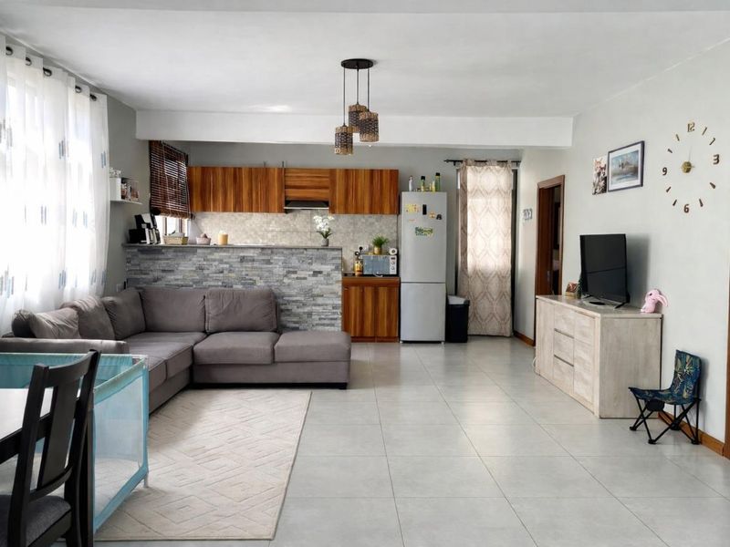 Contemporary Family Home – Grand Gaube, local market only - Photo 2