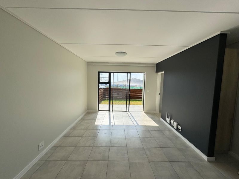 Modern Ground Floor Apartment with Private Garden - Photo 3
