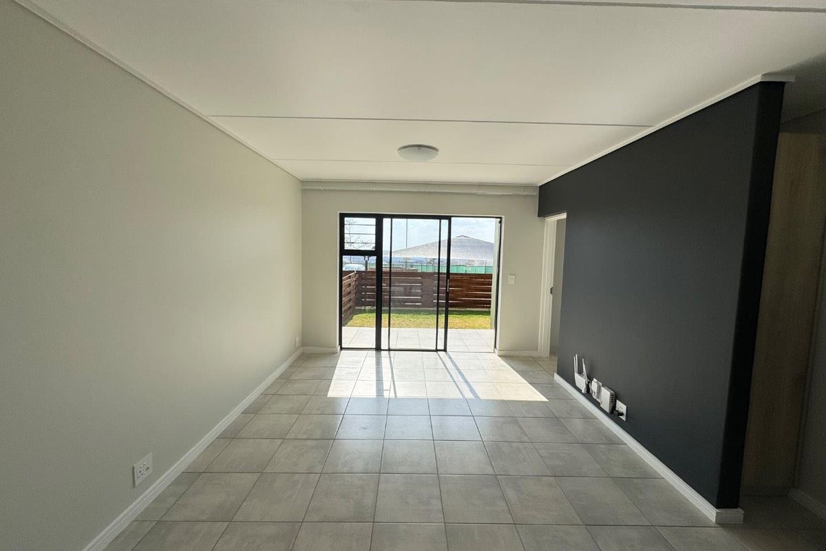 Modern Ground Floor Apartment with Private Garden - Photo 3