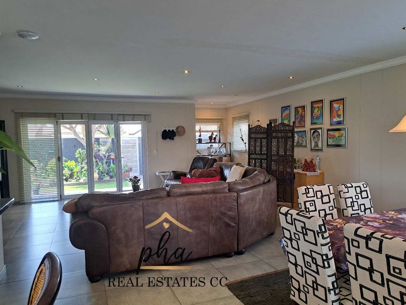 Exceptional 4 bedroom Family home with  beautiful 2 bedr flat in prime Lagoon Area, Walvis Bay - Photo 9