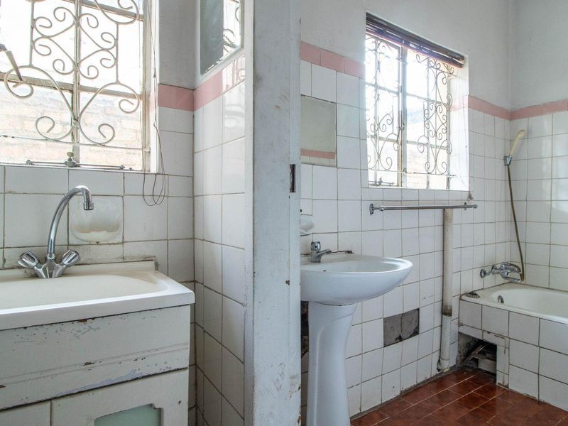 Unlock Potential: Spacious 3-Bed Home with Bonus Flatlet! - Photo 10