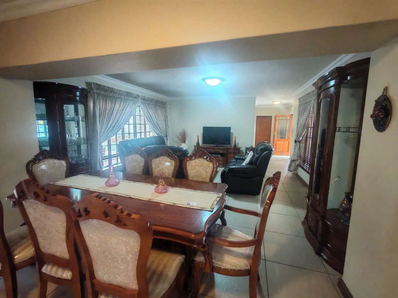 SPACIOUS AND VERY NEAT, CLOSE TO ALL THE AMENITIES - Photo 8