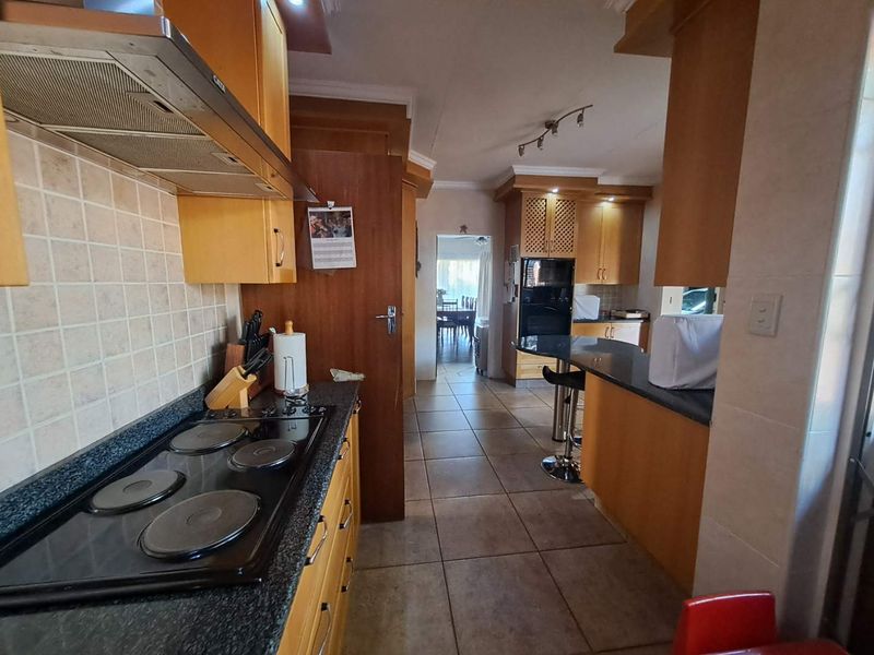 FOR SALE | SPACIOUS FAMILY HOME WITH SWIMMING POOL IN A BEAUTIFULLY ESTABLISHED GARDEN - Photo 6