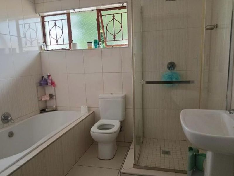 Well kept 4 bedroom house - Photo 5