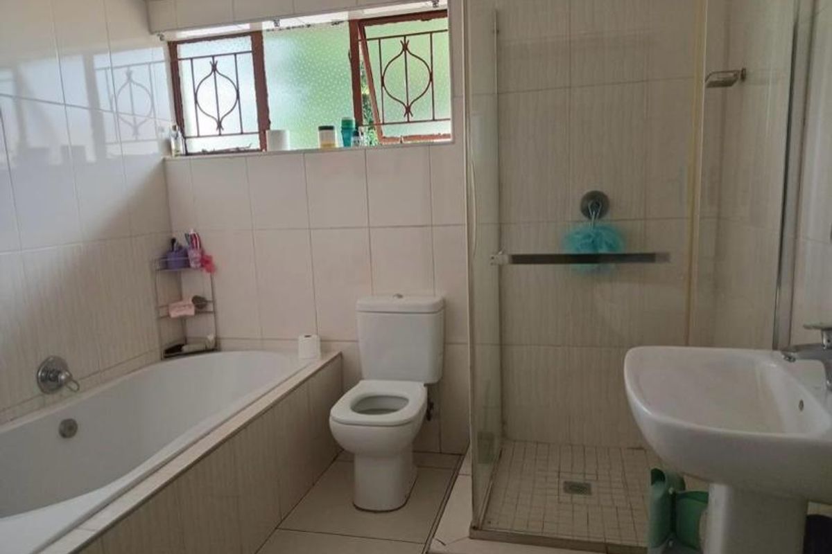 Well kept 4 bedroom house - Photo 5
