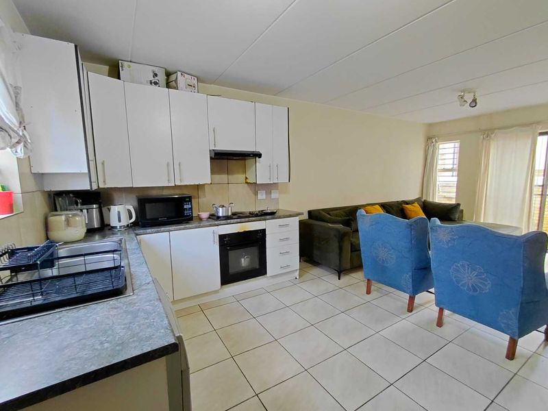 3 Bedroom 2-Bathroom Townhouse in Wilgeheuwel, Roodepoort, Gauteng - Photo 3