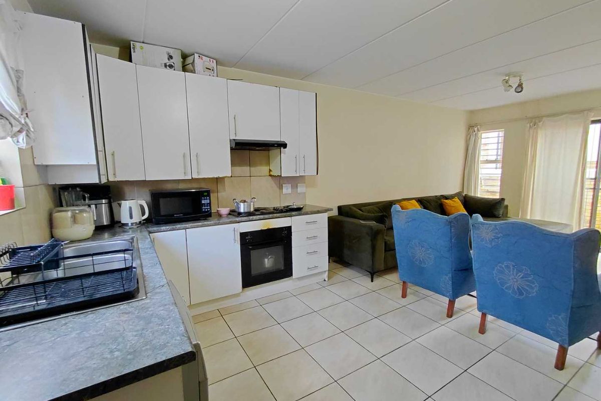 3 Bedroom 2-Bathroom Townhouse in Wilgeheuwel, Roodepoort, Gauteng - Photo 3