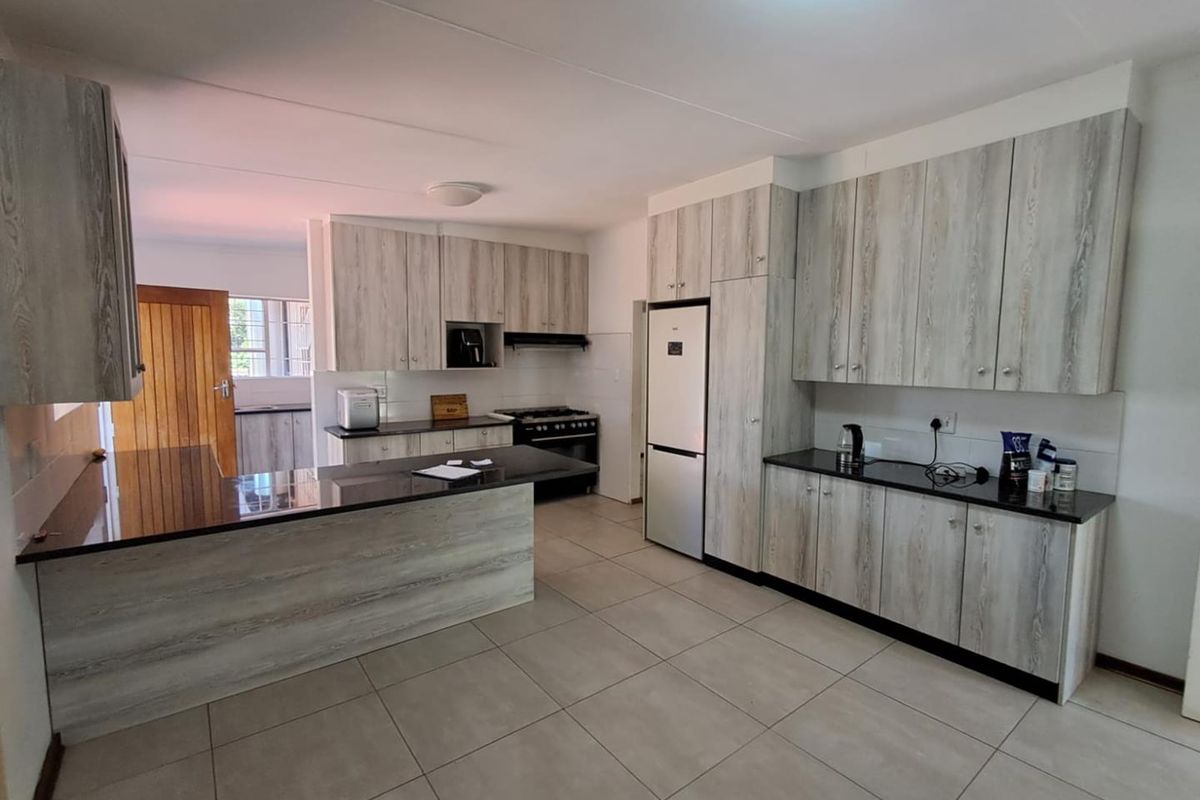 FAMILY HOME IN BRACKENHURST NEEDING SOME LOVE - Photo 4