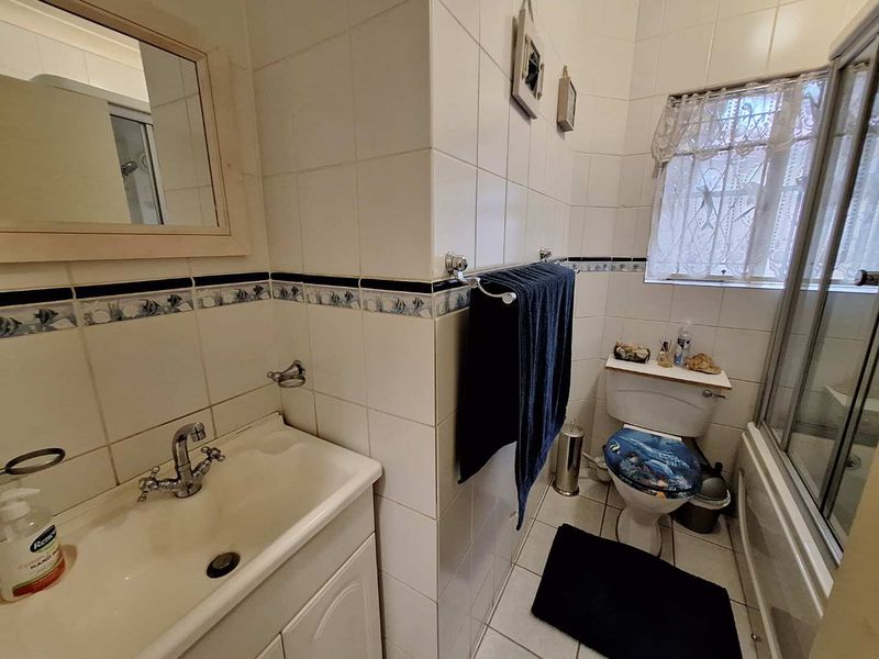 3 Bedroom, 2 Bathroom House with a Double Garage in an excellent condition, with a swimming pool in Garsfontein. The Entertainers dream! - Photo 9